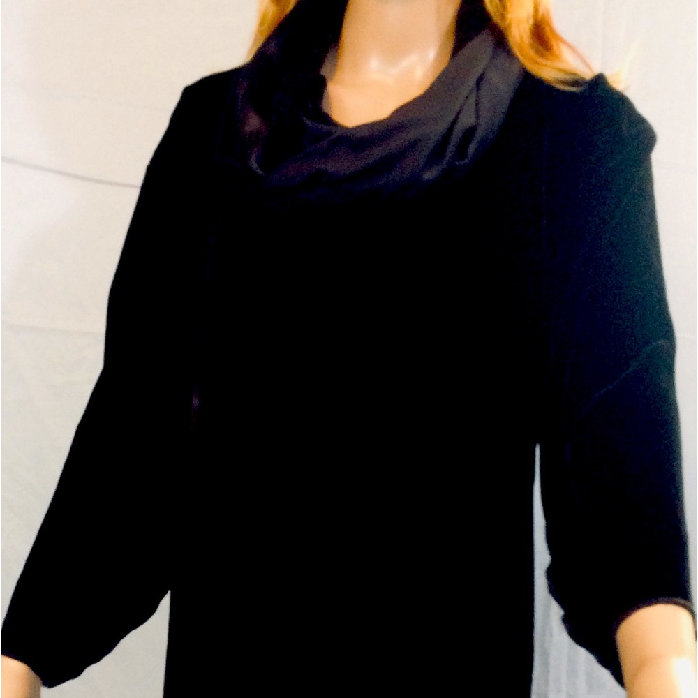 ZORAN. A UNIQUE VINTAGE DARK BROWN ITALIAN VISCOSE BLOUSE WITH A SILK  COLLAR.